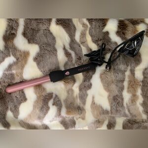 BNWOT FOXYBAE CURLING IRON
